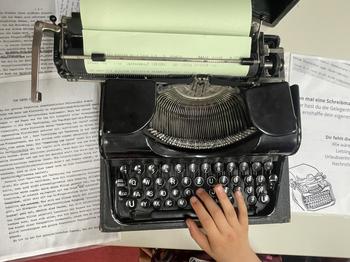 Besucherin an der Schreibmaschine